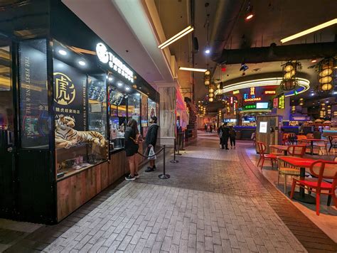 restaurants near resorts world